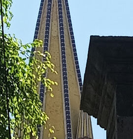 La torre izquierda