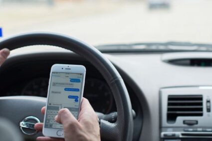 Usar celular al manejar, es la principal causa de accidentes en México