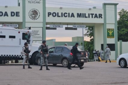 Lo balean y se resguarda en colonia de militares