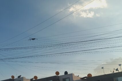 Helicóptero vuela sobre Objetivo7 a menos de 50 metros