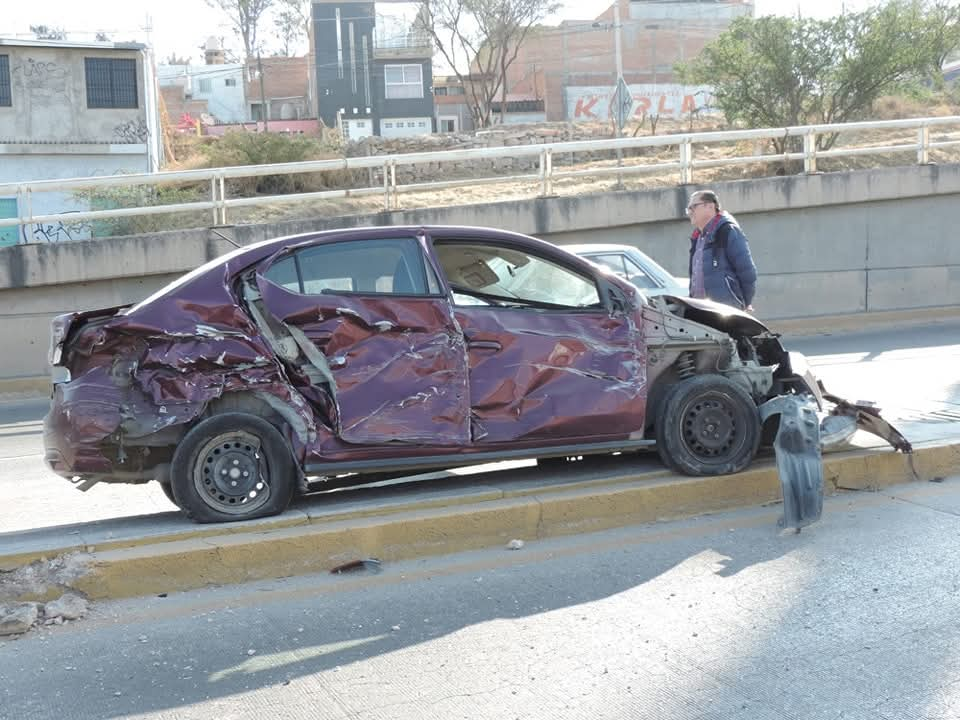 Así dejó Jessica a Aguascalientes el día de hoy al llevarse a su paso todo lo que obstruía su camino. Este choque sucedió antes de entrar al paso a desnivel de la XIV Zona Militar. 