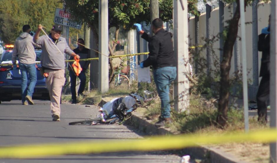 Policías ministeriales y al centro de la foto, la bicicleta y el cuerpo del infortunado, que quedó entre la el arroyo vehicular y la banqueta. Los periciales llegaron al lugar de los hechos. Foto: Eric García Camarillo/Objetivo7fotógrafos.