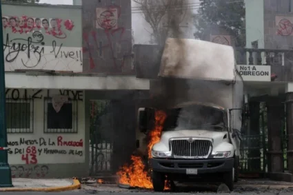 Atacan puerta de Campo Marte en aniversario de La noche de Iguala