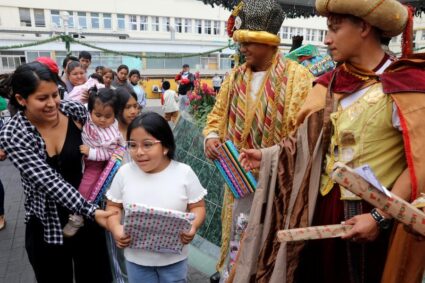 Reyes Magos traen alegría y esperanza a niños hospitalizados en Perú