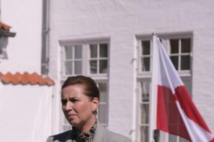 Mette Frederiksen llega a Groenlandia y ordena defender la isla