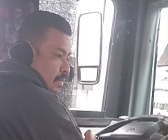 Chófer de la 34, adicto al celular