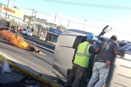 Brutal accidente en el Tercer Anillo deja a motociclista al borde de la muerte y una unidad calcinada
