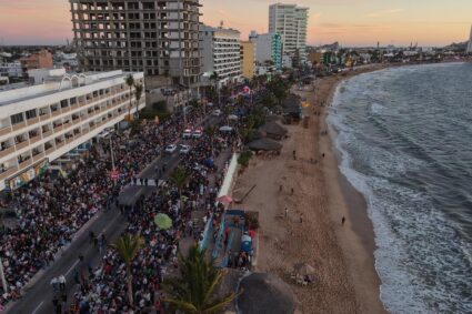 Miles asisten al Gran Desfile del Carnaval de Mazatlán