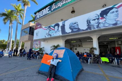 Sigue tomado el palacio municipal de Mochis
