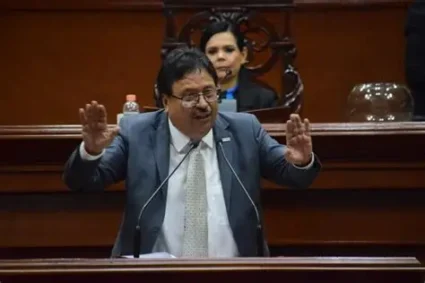 No es broma: el diputado Alférez reitera que “los hombres tienen leche”