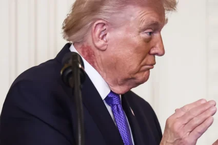 La “mancha roja” de Trump: AFP aclara el origen de la imagen que sacude las redes