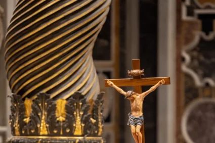 Falta un canto que llevé a un mundo más justo; No hay que temer a la Cruz