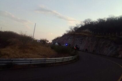 Narcobloqueos paralizan la carretera Jalpa–Calvillo: incendian vehículos en los límites de Zacatecas y Aguascalientes