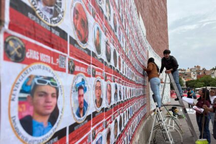 Actualizan Muro de los Desaparecidos en la plaza Bicentenario