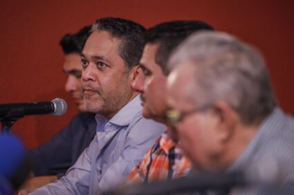 Que cada quien resuelva su problema le dijo Rocha, le colgó y se entregó a Estados Unidos