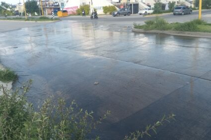 El drenaje en Villa Montaña siempre corre por las calles
