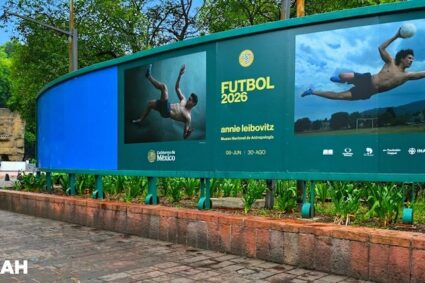 ​El balón en el espejo del tiempo: Annie Leibovitz lleva la antropología del futbol al MNA