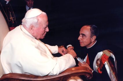 Los Arautos, mounstros aclamados por Juan Pablo II