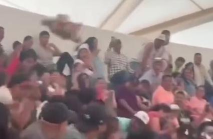 Maltrato animal en jaripeo de Rincón de Romos: aventaron una gallina viva entre el público