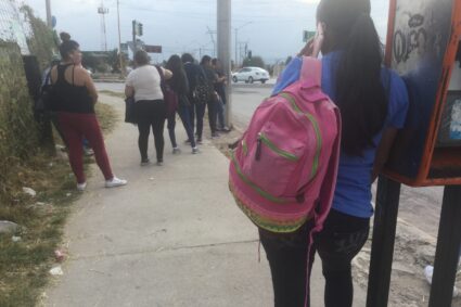 Hasta una hora sin sombra esperan el camión urbano en Aguascalientes