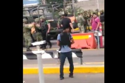 Sicarios saludan y ordenan a militares dejar de disparar (vídeos)